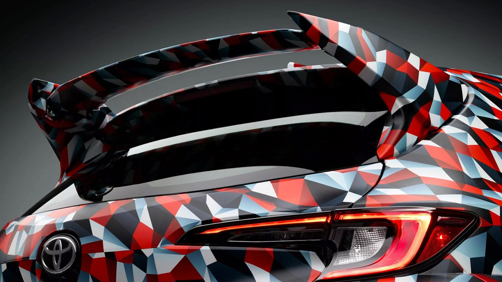 Πρώτες επίσημες teaser εικόνες της αναβαθμισμένης Toyota GR Corolla